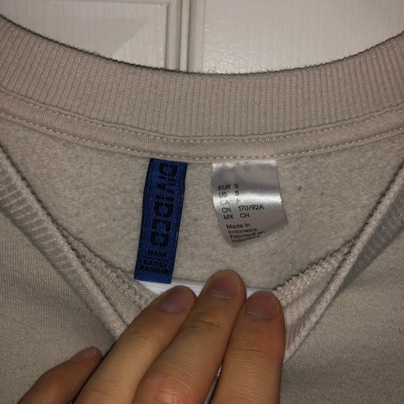 H&M Divided Crewneck - Picture 3 of 3